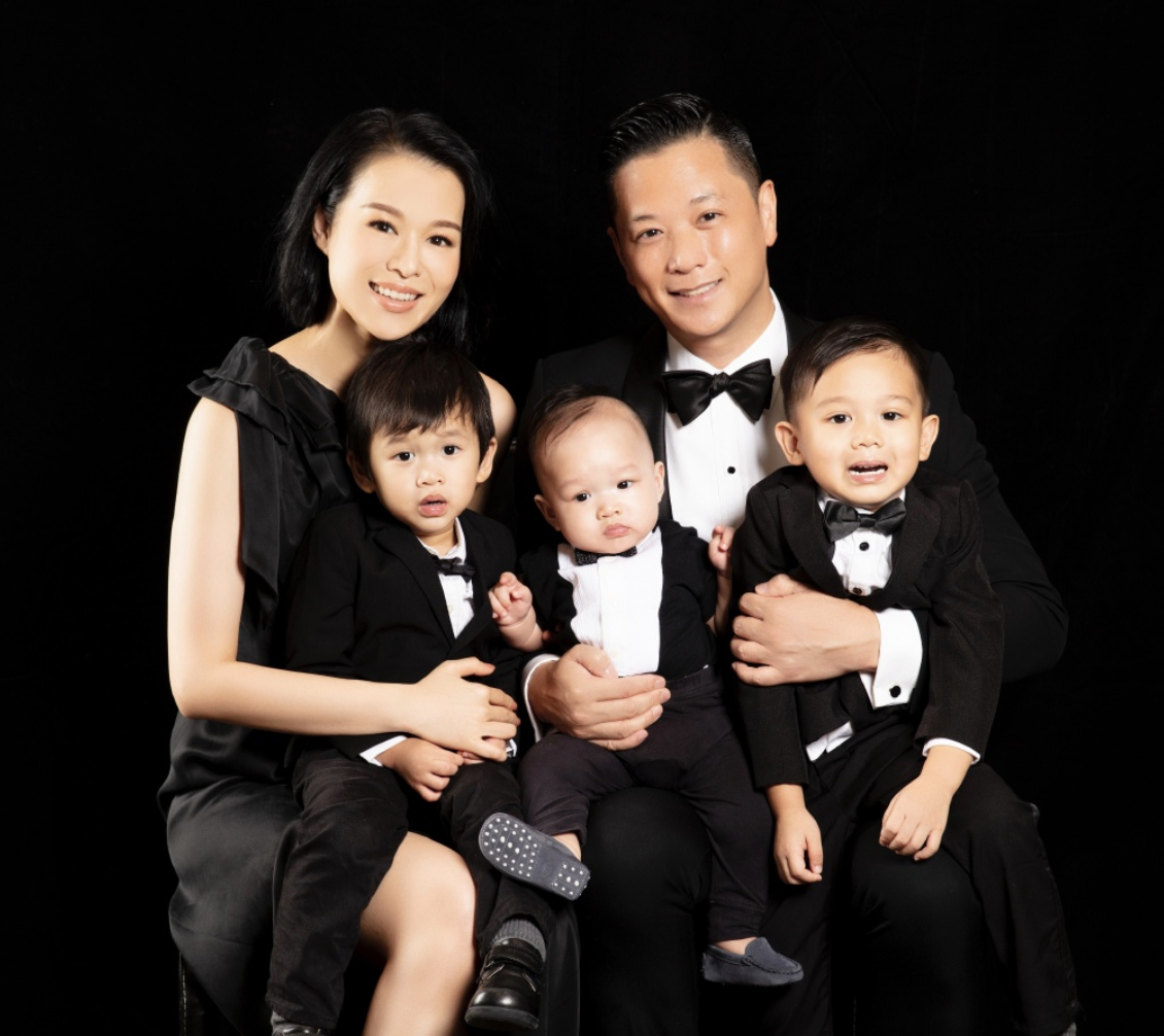 胡杏儿丈夫周末带儿子外出就餐，兄弟俩吃出表情包一脸满足