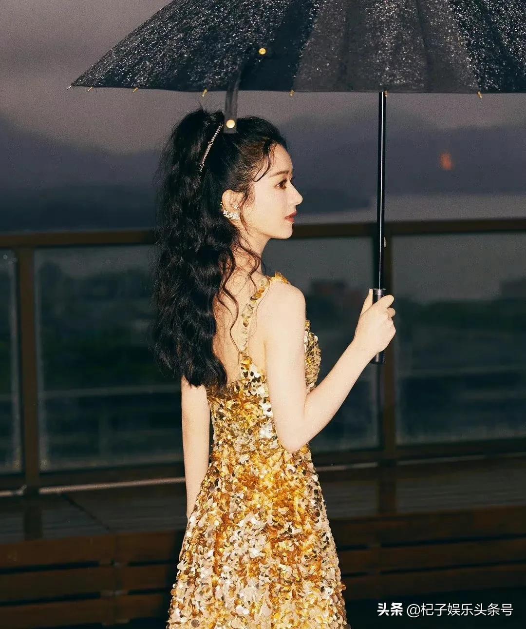 赵丽颖一身鎏金亮片礼服，梦回金鹰女神