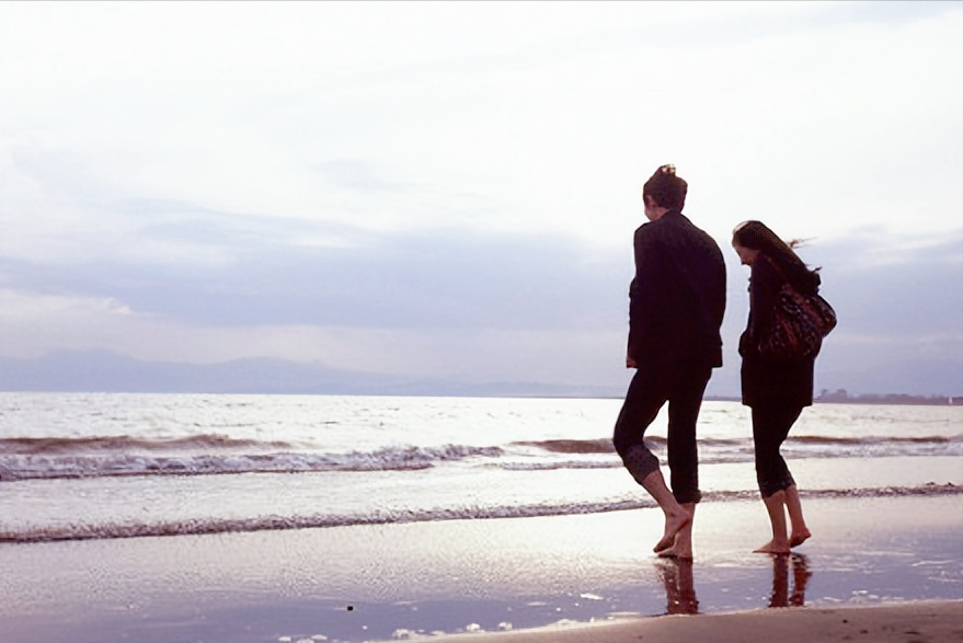 女大学生失恋后流落街头，和拾荒男人产下女婴，母亲泣不成声