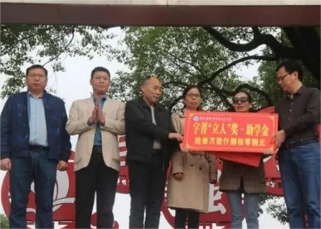 湖南高三女学霸戴宇菁：高考前夕白血病离世，遗嘱让师生泪目