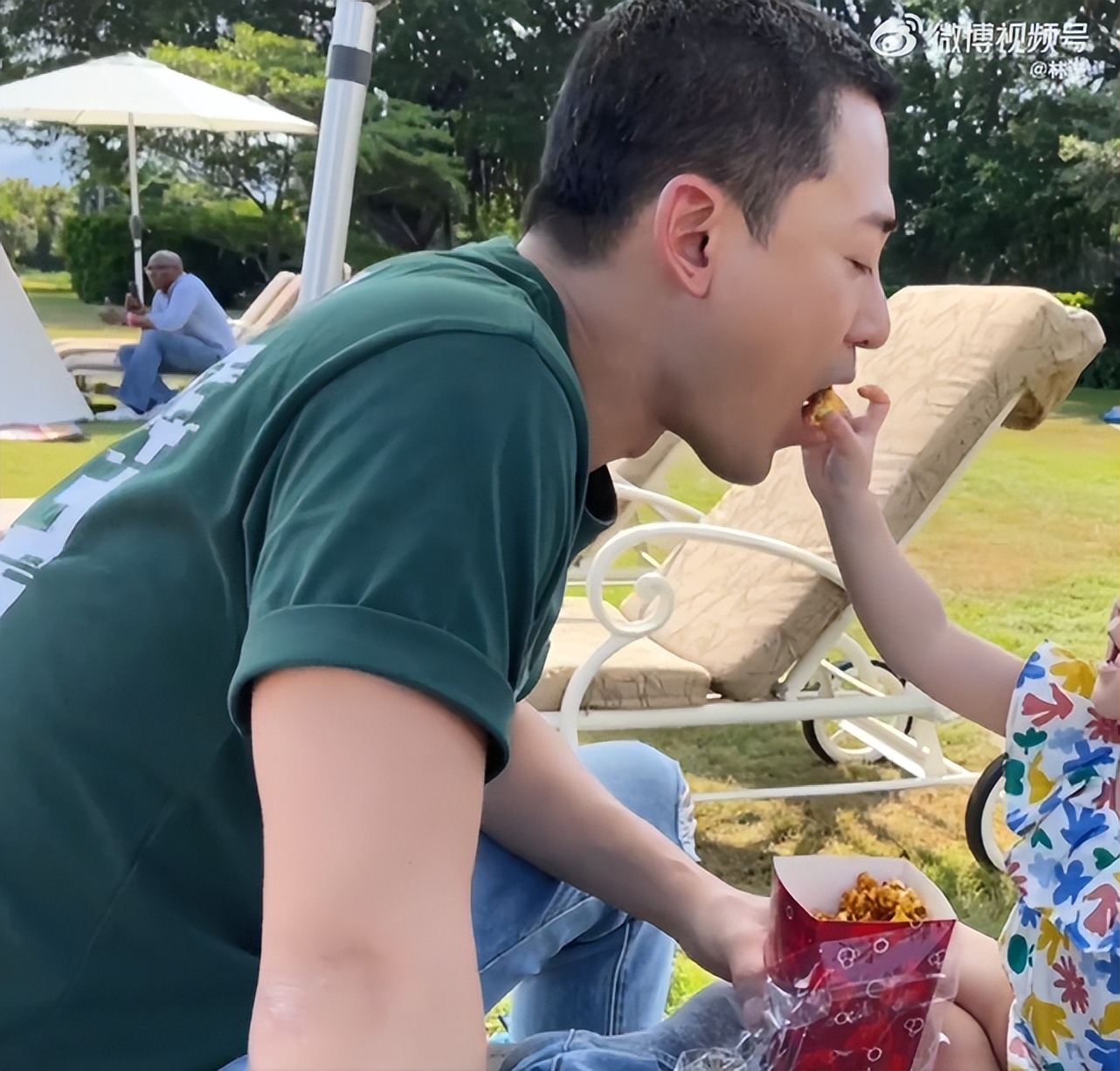 林峯夫妇带娃游玩，1岁格格追蝴蝶热得满头大汗，投喂爸爸好贴心