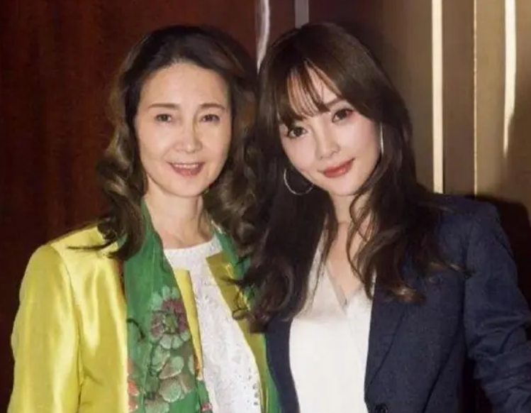 挂历女神殷亭茹：爆红后退圈，中年丧夫，晚年又病死他乡令人唏嘘