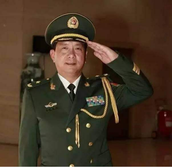 战斗英雄丁晓兵：亲手斩断右臂，插在腰间回国，享左手军礼特权