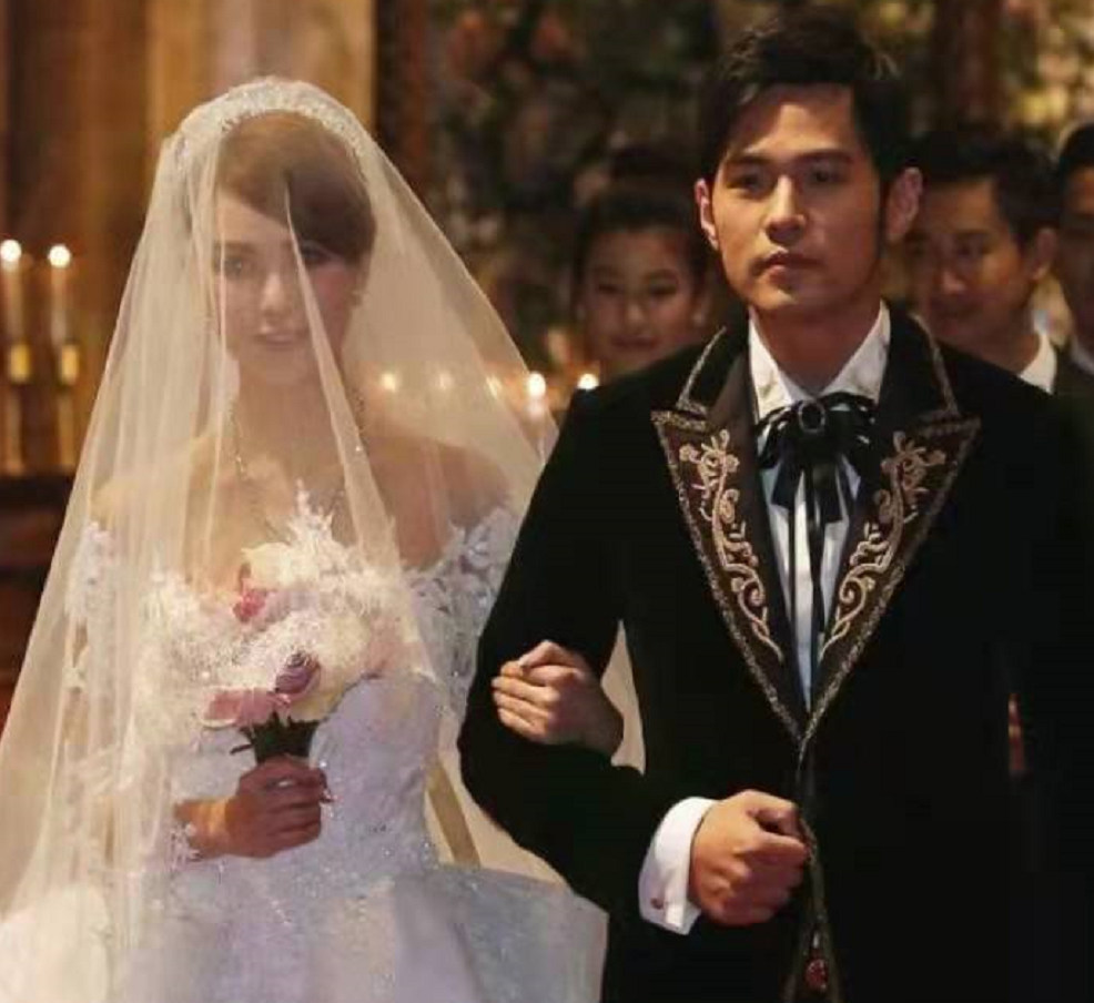 周杰伦晒照庆结婚7周年，混血妻子五官精致性感，郎才女貌太养眼