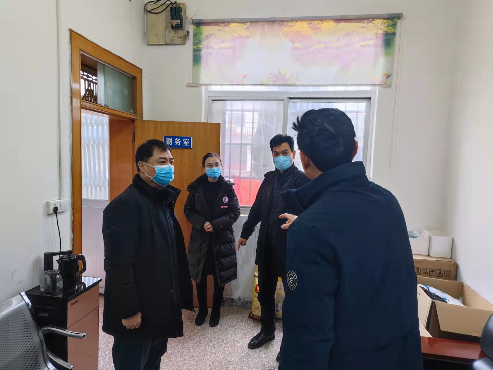 西安市临潼区人民检察院党组书记、检察长苑伟慰问该院驻村工作队及该村困难群众