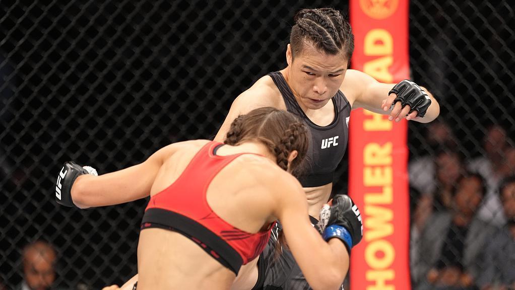 张伟丽二番战KO乔安娜 获得金腰带挑战权