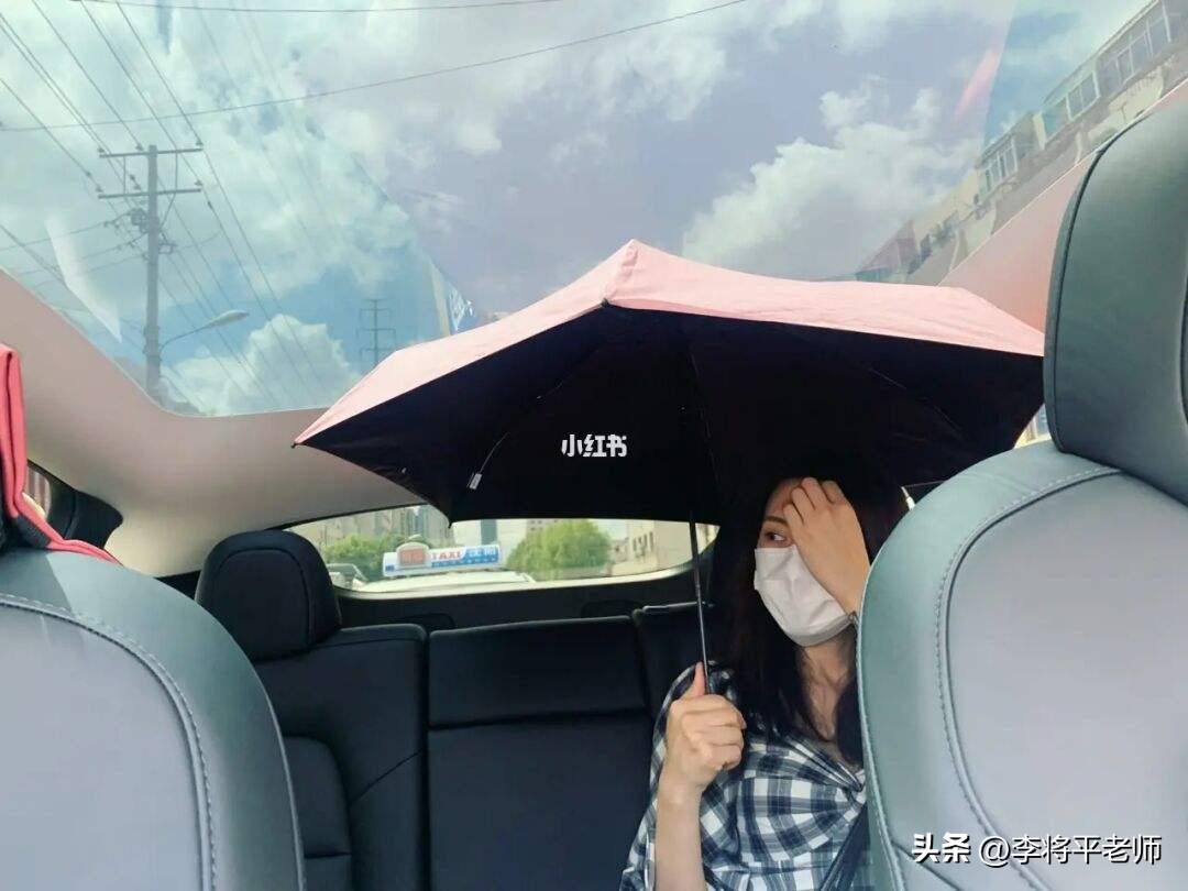 倒水打伞贴报纸，新能源车的天幕玻璃为何这么坑？车企：省钱啊