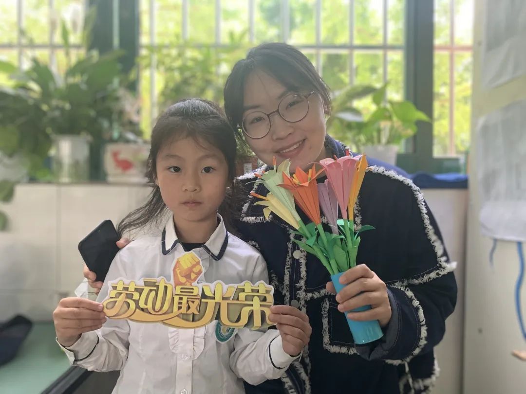 南湖小学一年级结合学生实际情况开展丰富多彩的劳动教育实践活动