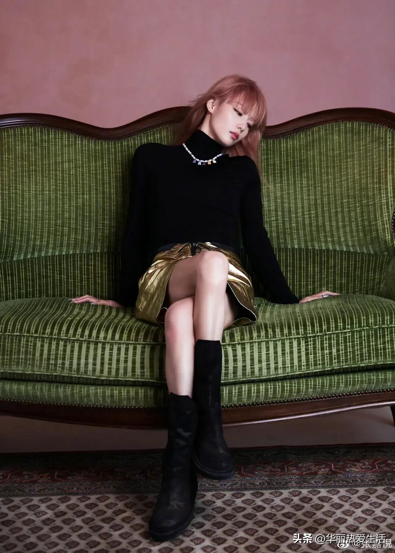 张嘉倪染黄色发型皮肤黝黑