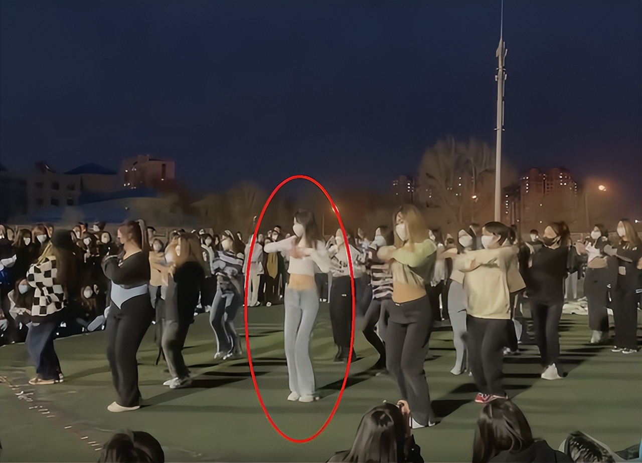 美女大学生校内热舞，动作妩媚，引众人围观，评论区却吵翻了