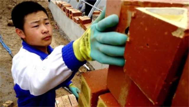 5年过去了，当年在工地上收到大学通知书的搬砖男孩，当上了军官