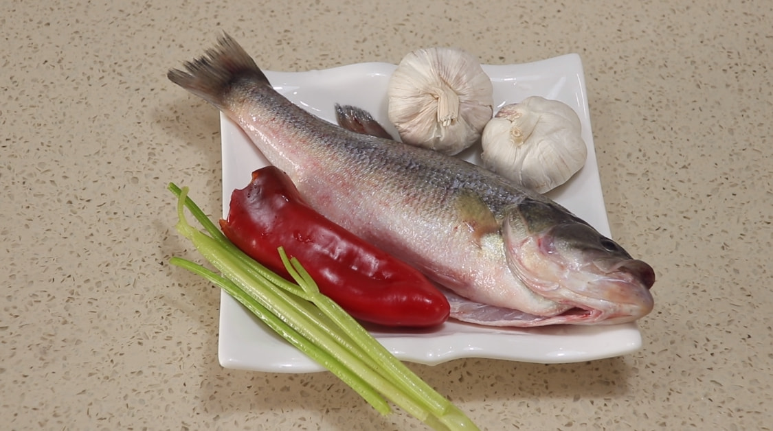 春天，遇到这鱼别手软，刺少肉多，这样做后蒜香味十足