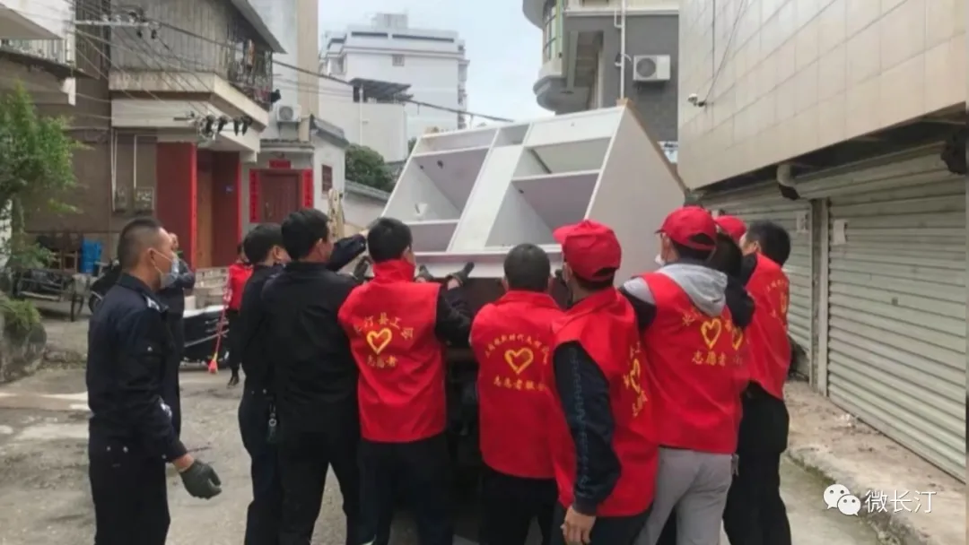 长汀县总工会志愿者深入挂钩片区开展环境卫生整治及文明劝导活动