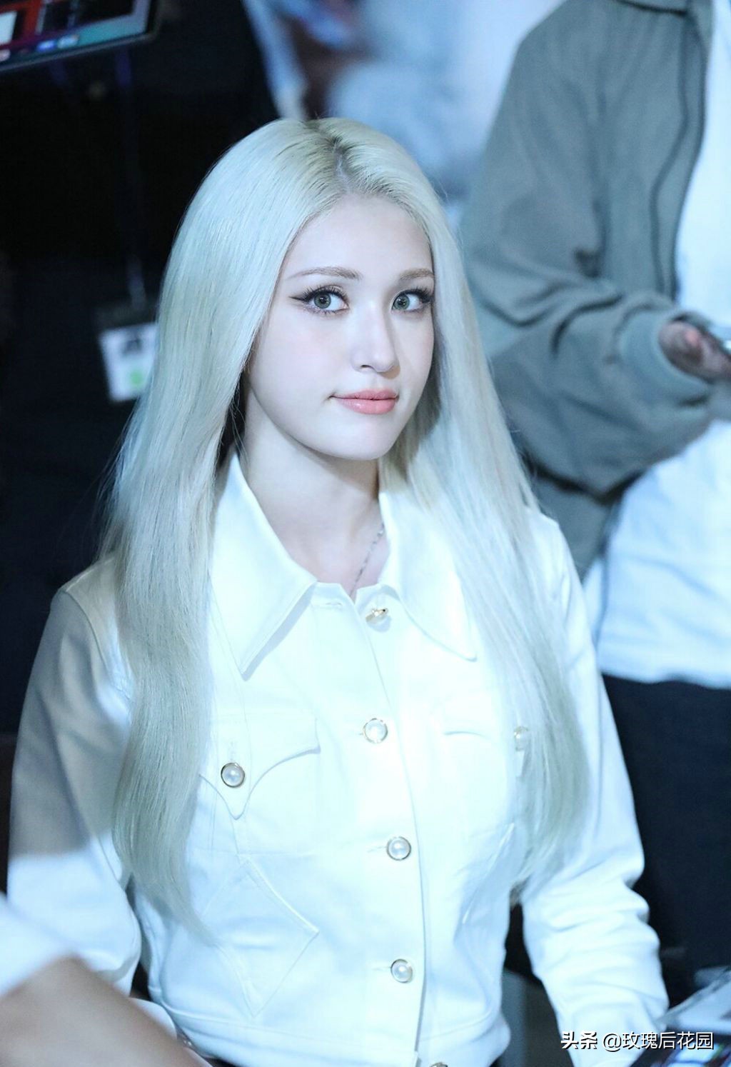 Jeon Somi现身户外拍摄大片，穿白色背心搭黑裙青春少女感满满