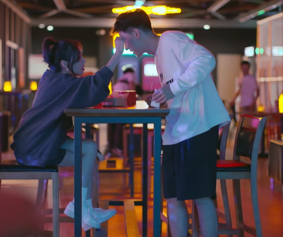 半熟恋人：开30万的车，扒王能能的收入，他不介意罗拉有孩子？