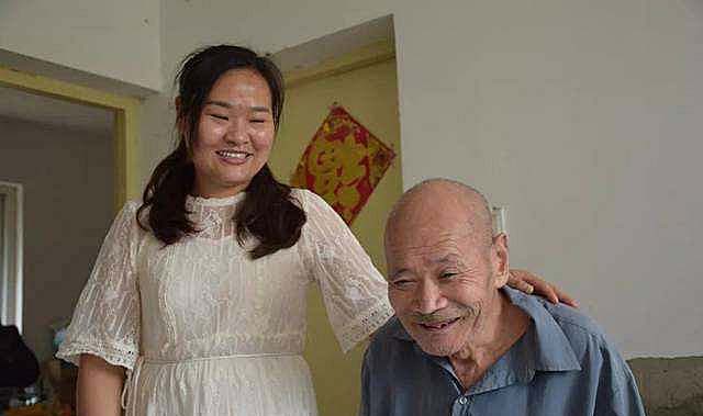 安徽光棍兄弟收养弃婴，给拖拉机装土赚奶粉钱，34年后女婴成教师