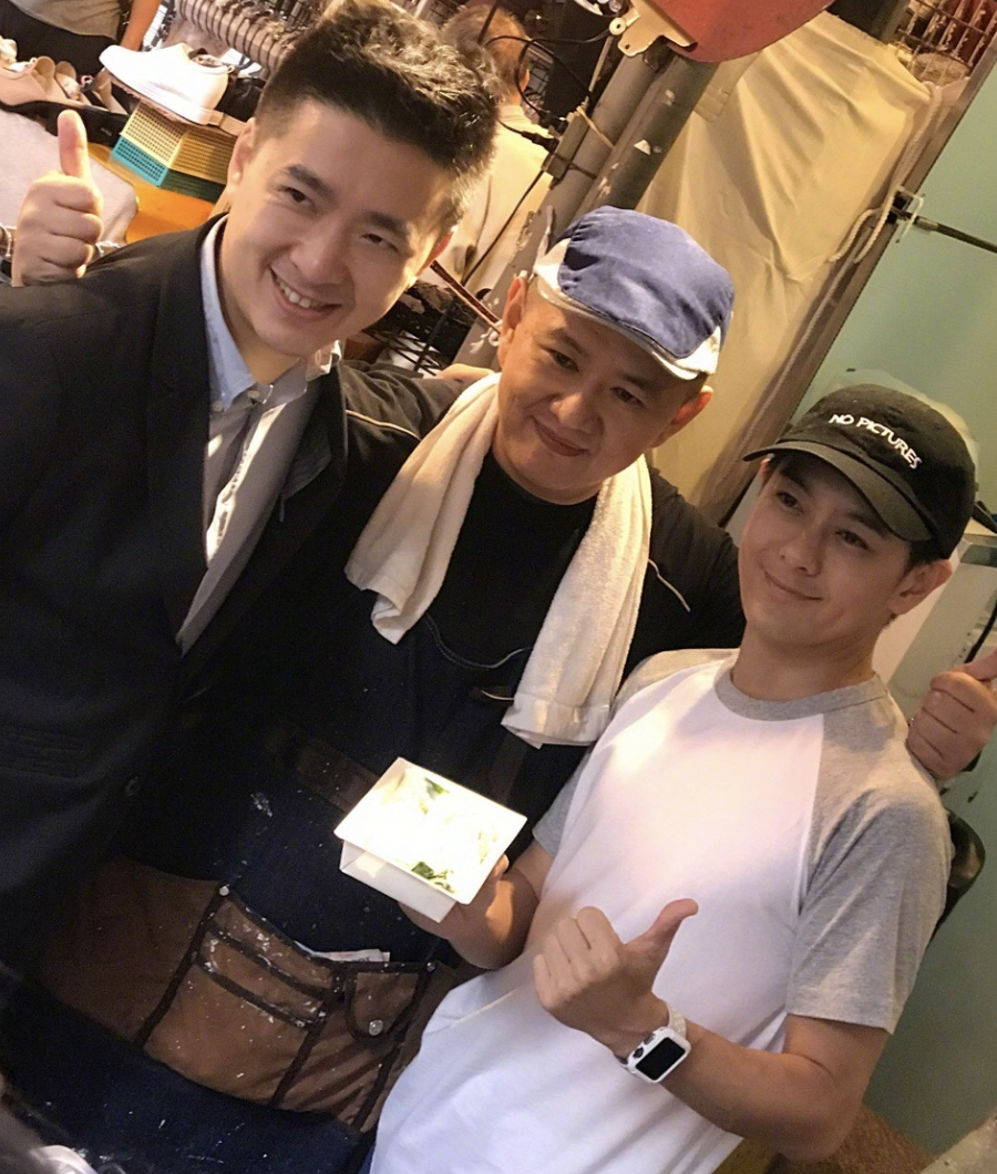 林志颖携弟弟参加年会，合唱18岁时成名曲，小志保养年轻更像弟弟