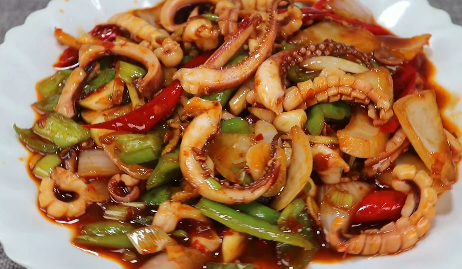 大厨教你鱿鱼怎么做好吃,刀工行云流水,出锅鲜嫩爽口无腥味