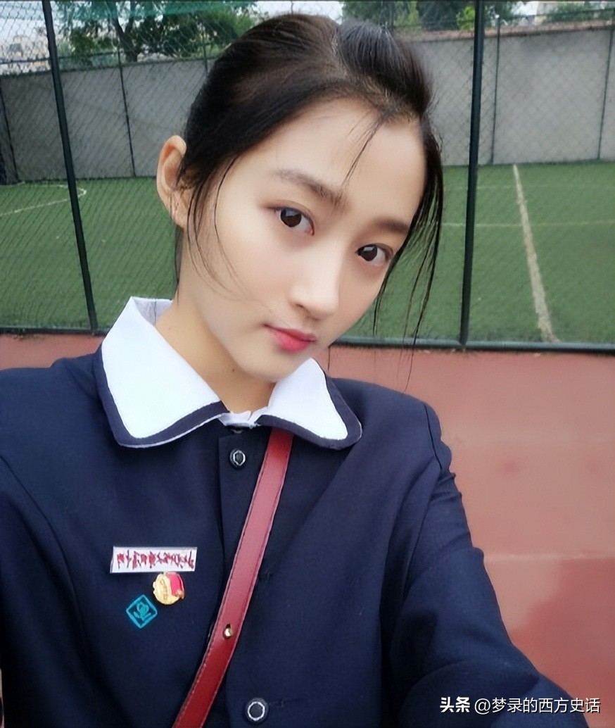 上半身貌美如花，下半身歪七八扭，这9位女星镜头前后反差好大