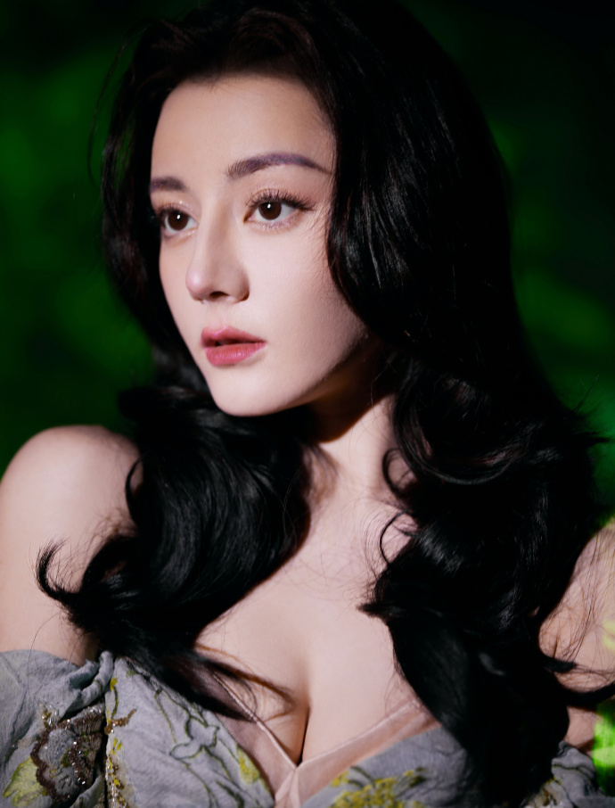 热巴新造型秀性感,工作室着急出图翻车,皮肤粗糙嘴巴起皮都没修