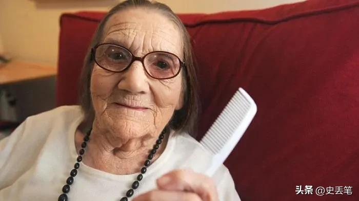104岁老奶奶居然一根白头发都没有，从没染过发，也没用过护发素