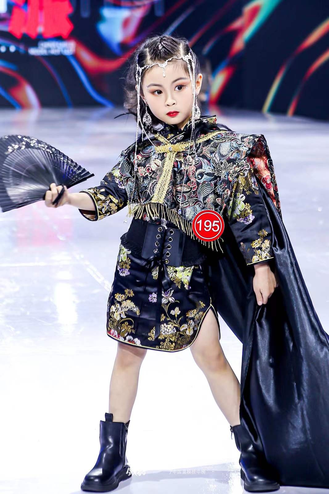 夏梓涵勇夺2022中国童模榜中榜时尚盛典人气偶像亚军