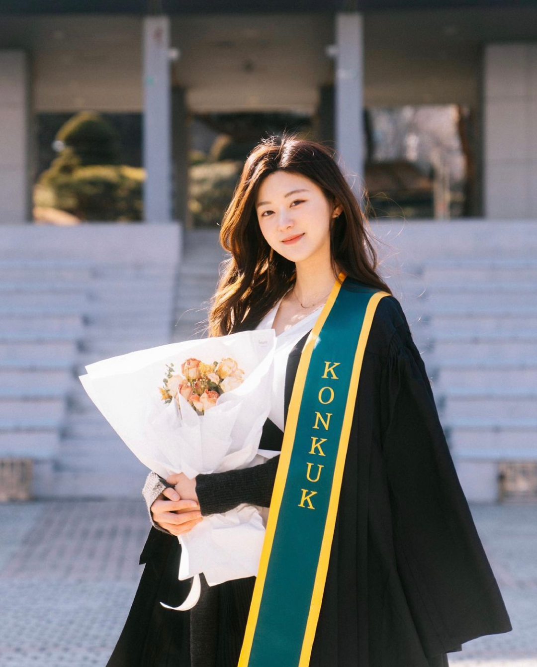 哭笑不得？韩网综女网红在下雨天穿名牌鞋发生了这样的事