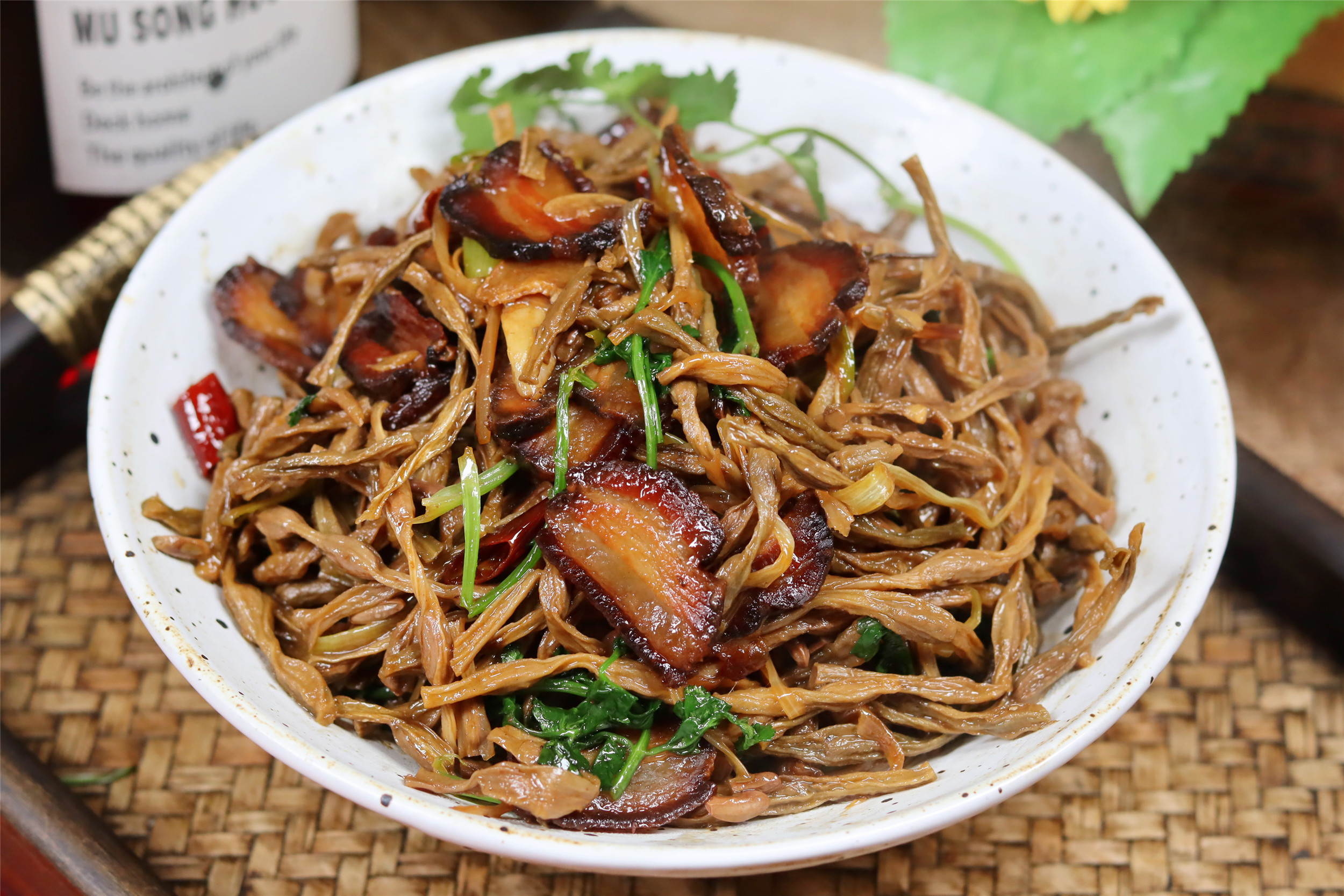 吃干豆角，要记住“先油后水”，熟得快还软乎，味道香入味好吃