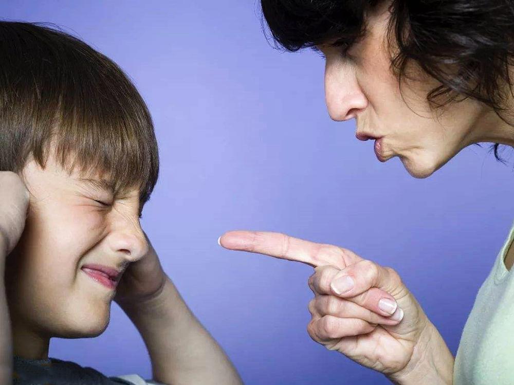 孩子遭受到“校园欺凌”时，父母的反应很关键，3句话别对娃说