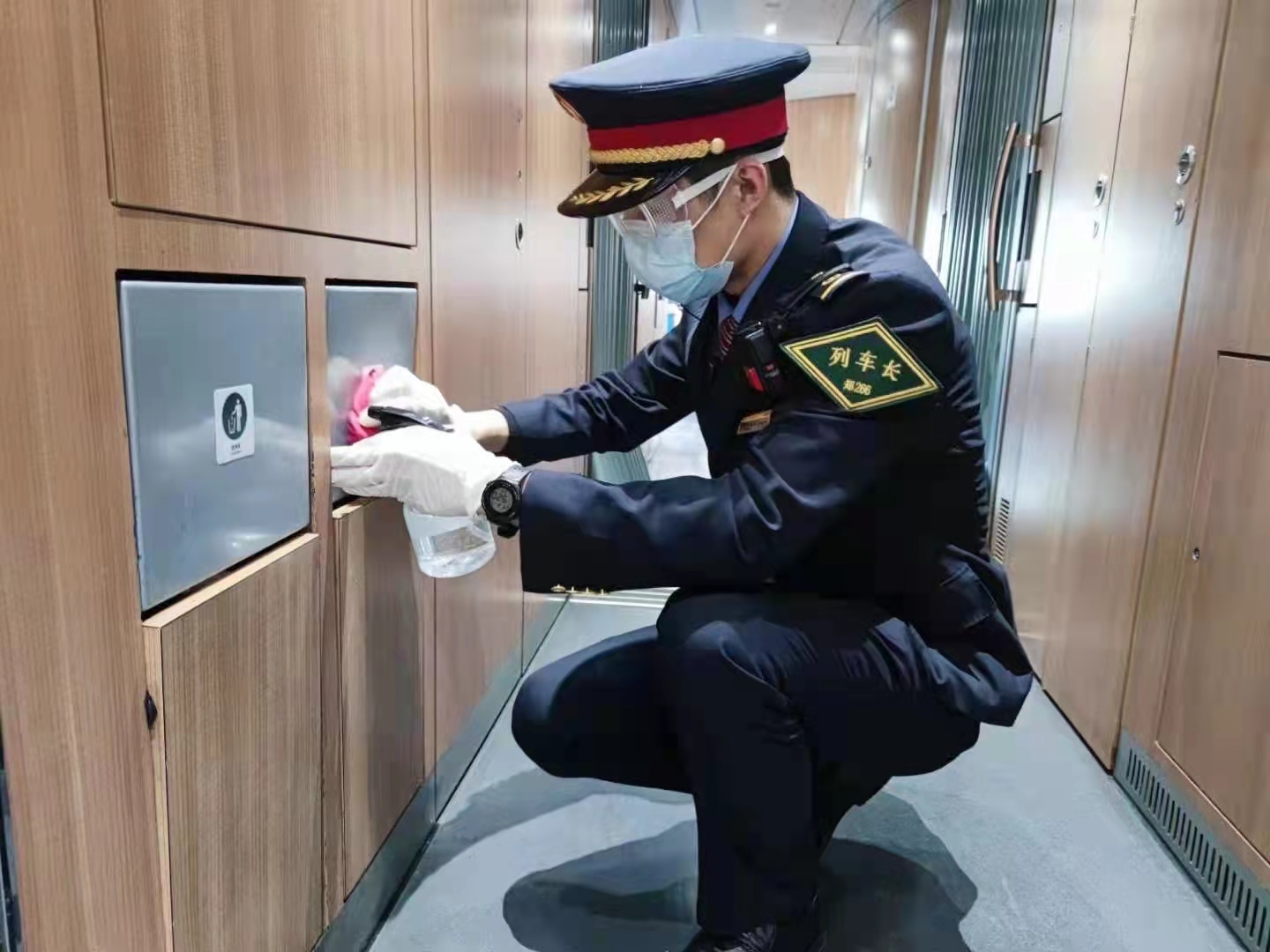 在郑州的高铁列车上感受春运