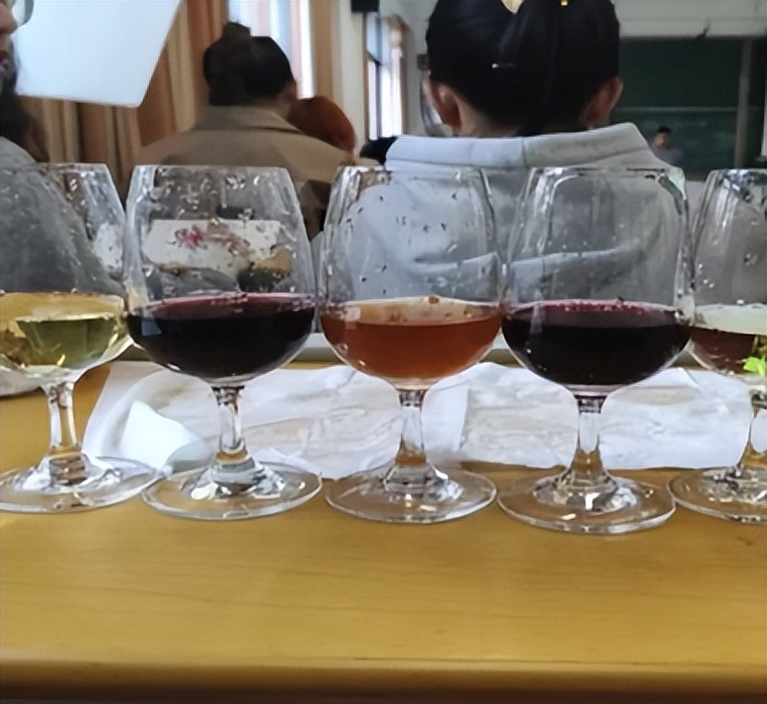 在殡葬专业上课，每天认真学习如何把人送走