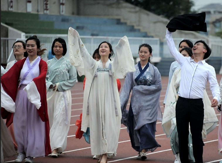 高校男生拒绝博士帽，改穿“进士服”拍毕业照，这身行头不简单啊