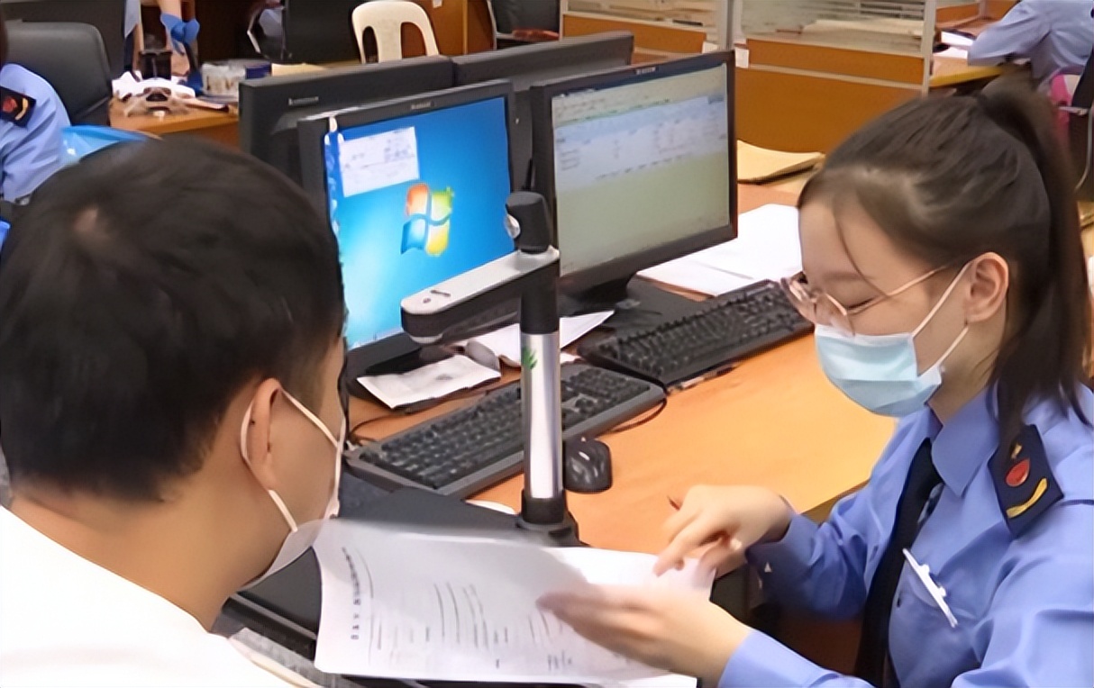 网传公务员将面临降薪，还要停发年终奖？3类岗位或成大学生新宠