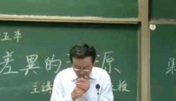 复旦大学老师上课香烟不断，一根接着一根抽，可学生却视若无睹