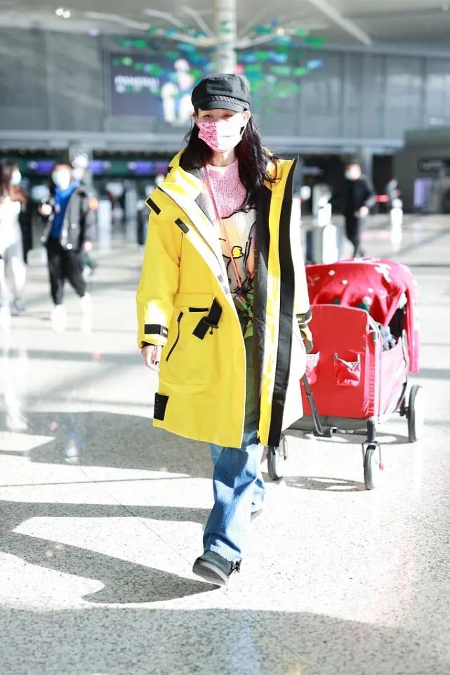 蔡少芬带三娃出行好操心，2岁儿子坐婴儿车超酷，俩女儿乖巧懂事