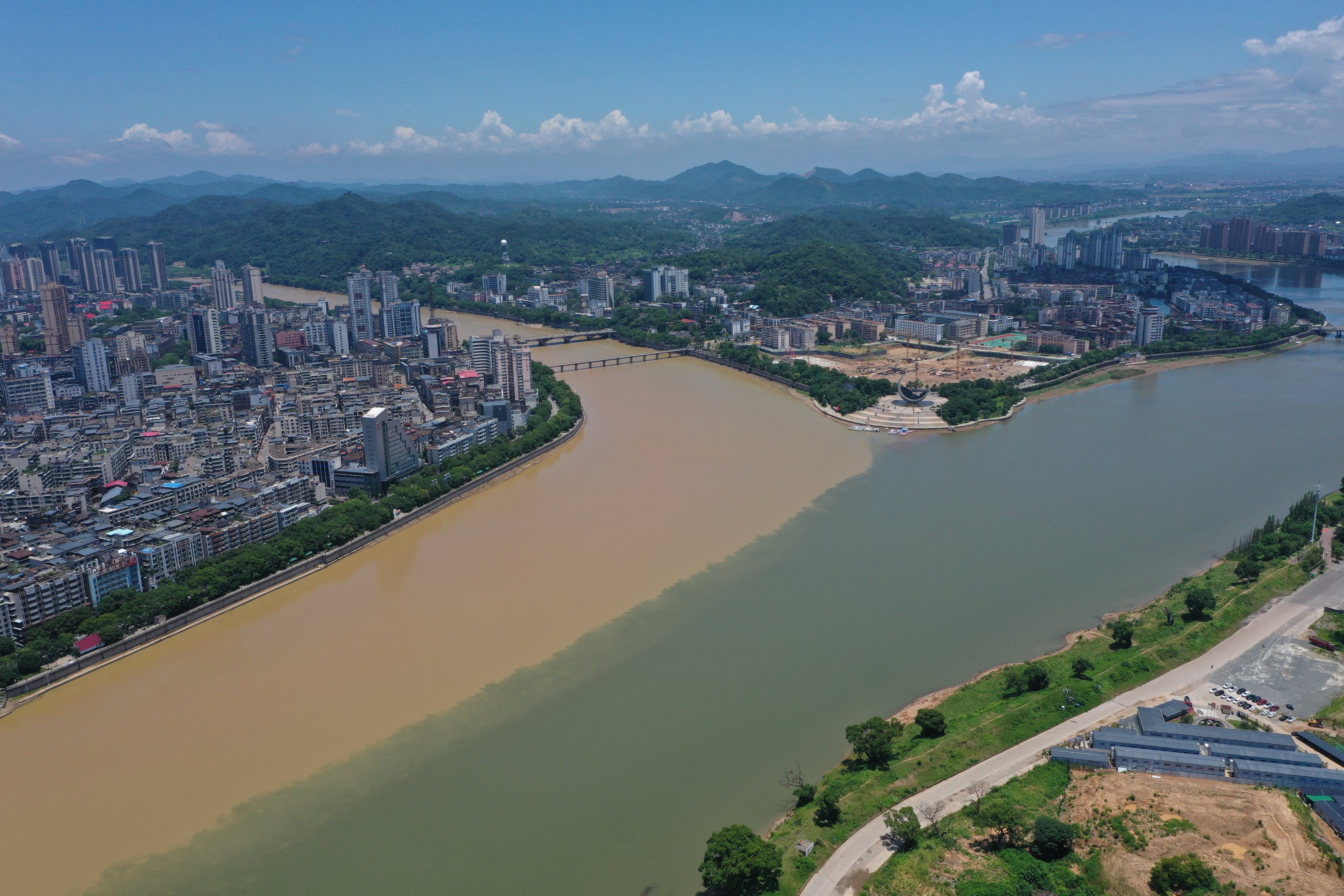 江西上饶：信江河呈现“泾渭分明”景观