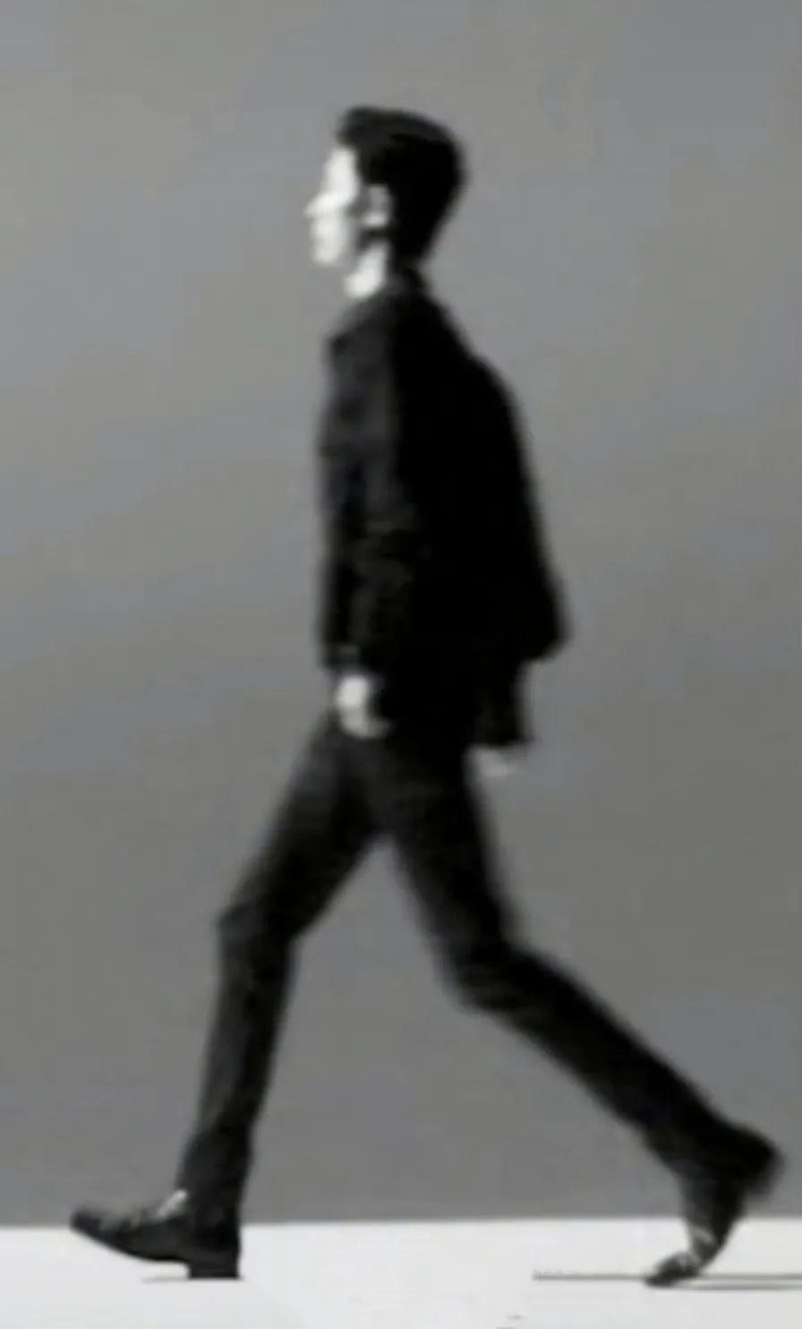 肖战劈叉式走路，腿长了不起，走在街上没人搭讪的原因