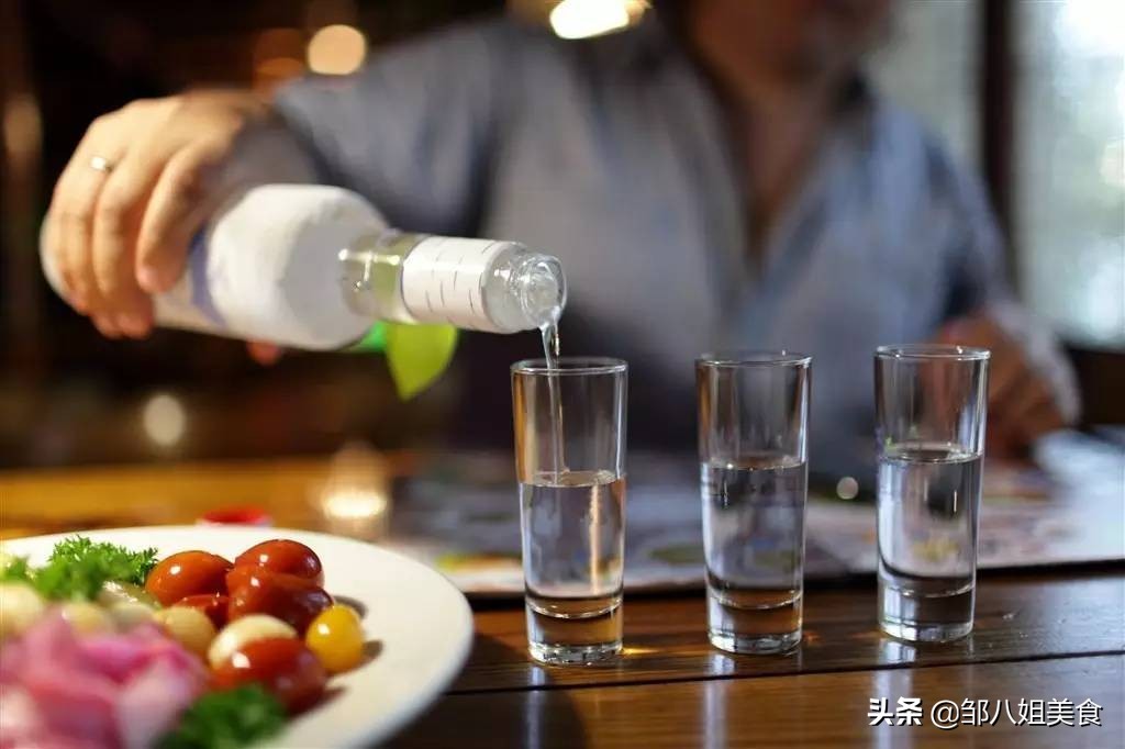 去内蒙，酒鬼不喝河套王，却独钟这3款“粮食酒”，本地行家:识货