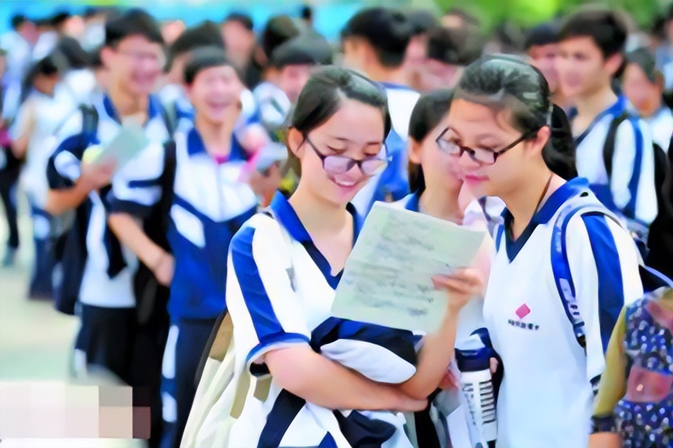 2022考生要注意，高校录取会看高考体检结果，近视影响专业的报考