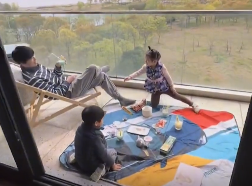 上海三孩家庭被封，竟在阳台划船露营野餐！看到野餐垫网友更酸了