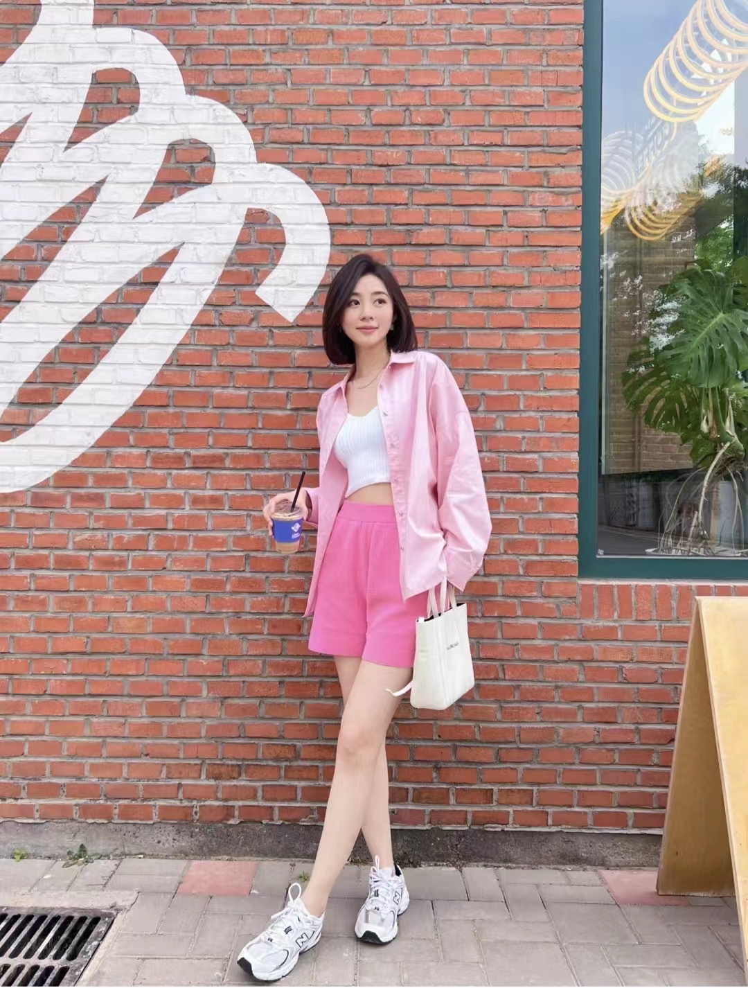 女人穿长袖衬衫怎么搭配裤子好看图片 女式长袖衬衫款式图