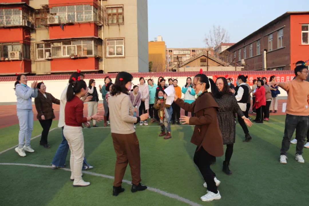 欢庆女神节日 尽展巾帼风采—自由路小学举行三八妇女节趣味运动会