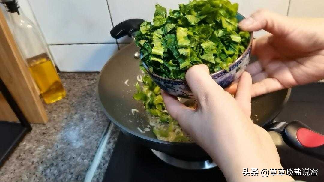 冻霜的芥菜最好吃，虾皮炒芥菜，鲜甜又苦香