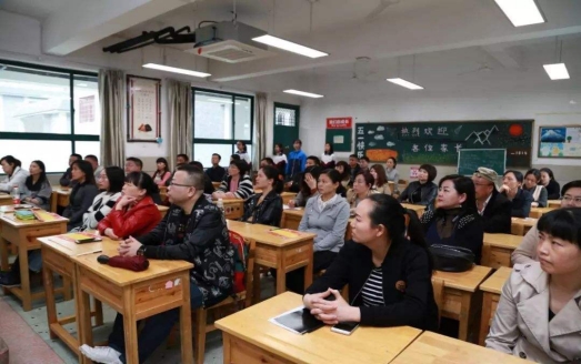 家长错发消息到班级群，上演大型“社死”，学生：这不是我家长
