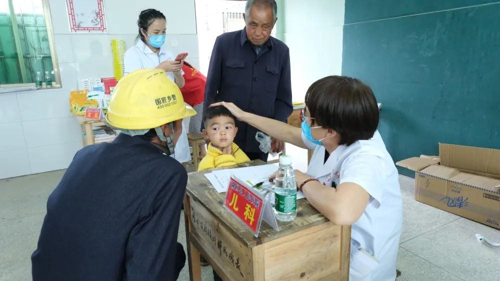 守护山区儿童健康——隆回人民医院赴草原学校开展儿童节义诊活动