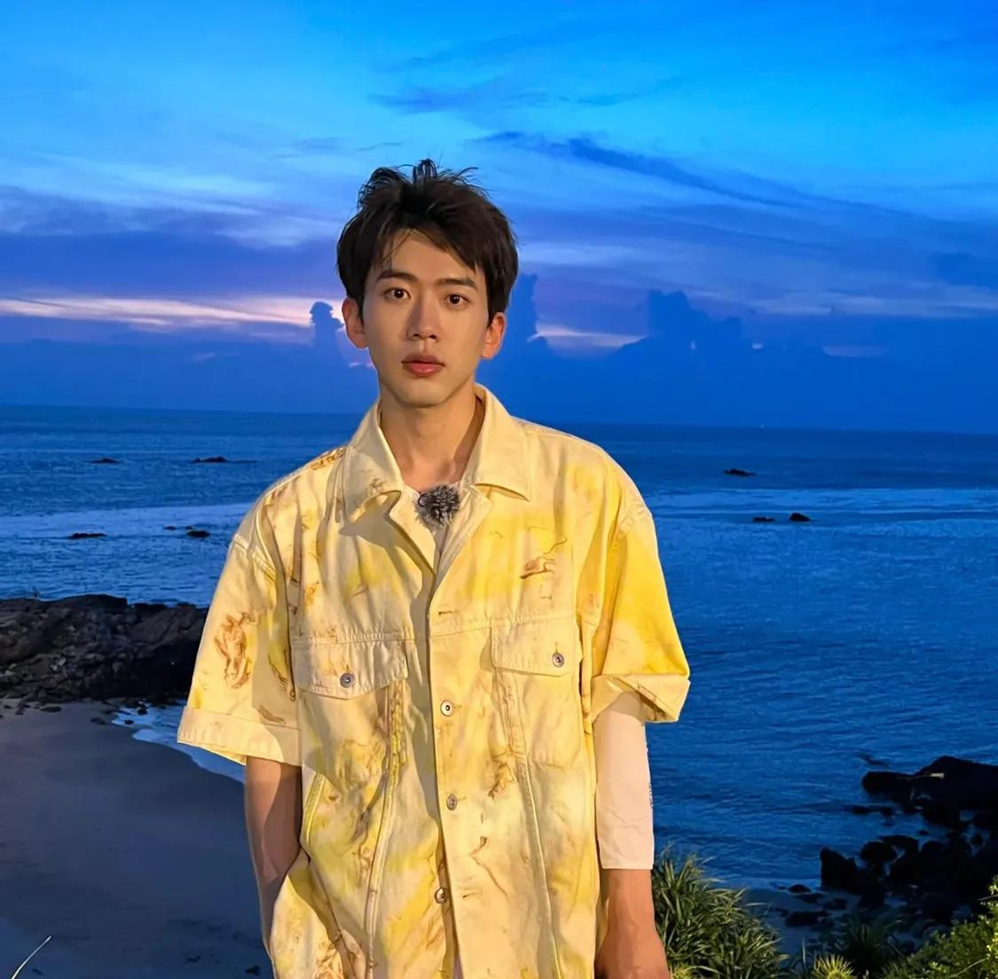 费启鸣少年感穿搭