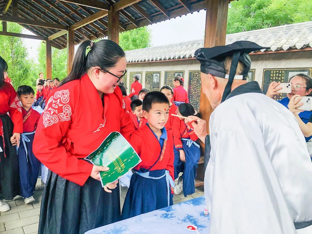金桥小学参加“非遗传播周·青青艾草香悠悠故里情”主题活动