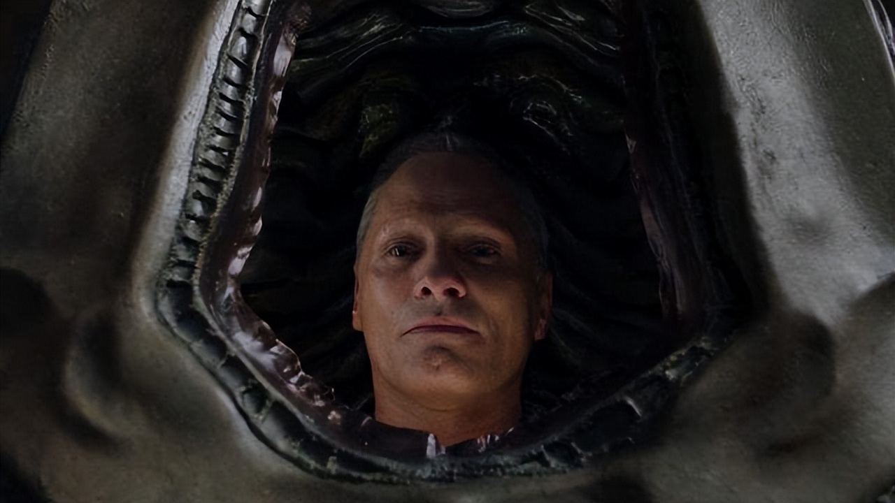 《未来罪行》中恐怖的后现代表演