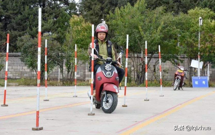 这两种电动车属机动车，需持驾照才能上路，交警：无证驾驶会扣车