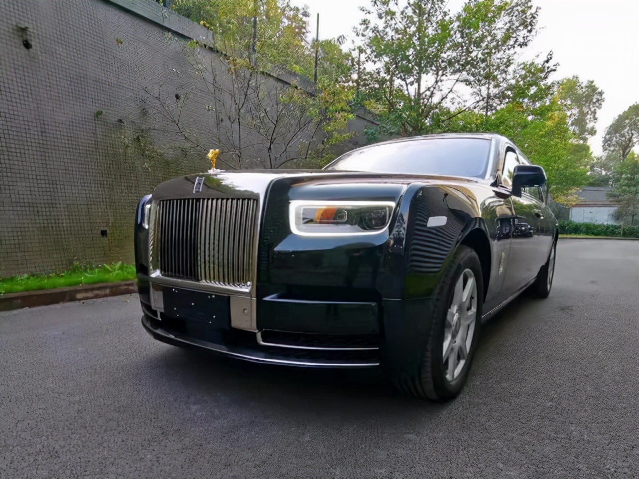 湖北老板花1095万买辆rr幻影,小金人车标价值20万元